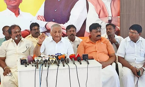 மத்திய இணை மந்திரி வி.கே. சிங் நிருபர்களுக்கு பேட்டி அளித்த காட்சி.