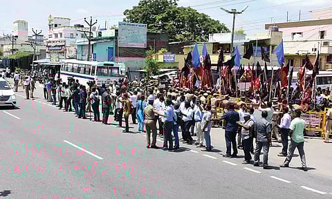 போராட்டத்தில் ஈடுபட்டவர்களை படத்தில் காணலாம்.