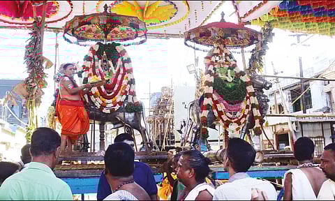 வெள்ளி ரிஷப வாகனத்தில் சுவாமி-அம்பாள் வீதி உலா நடந்தபோது எடுத்த படம்.