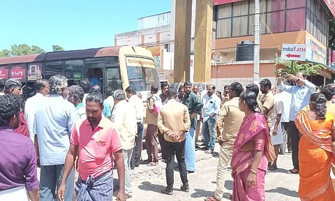 திங்கள்நகர் பஸ் நிலையத்தில் மினி பஸ்சை அரசு பஸ்கள் மறித்து நின்றதால் டிரைவர்கள் வாக்குவாதம்