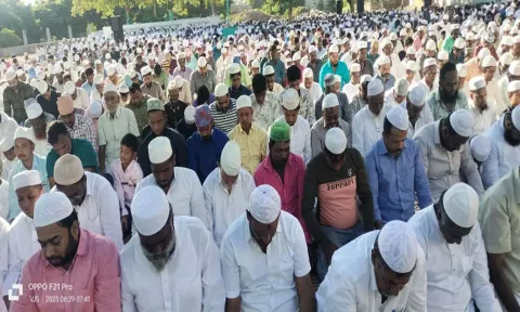 பண்ருட்டி ஈத்கா மைதானத்தில் பக்ரீத் சிறப்பு தொழுகை இன்று காலை நடந்தது&nbsp;