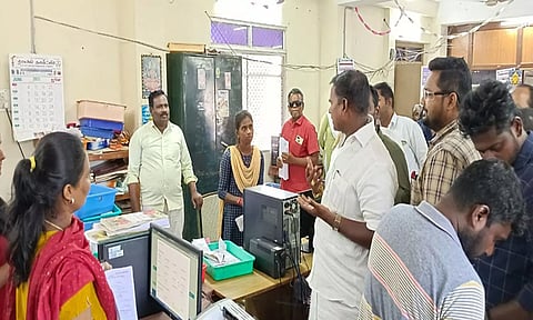 குடிமை பொருள் வழங்கல் அலுவலகத்தில் அமைச்சர் சாய். சரவணன்குமார் ஆய்வு செய்த காட்சி.