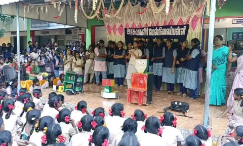 அரசு பள்ளி மாணவிகள் உருவாக்கிய ரோபோ