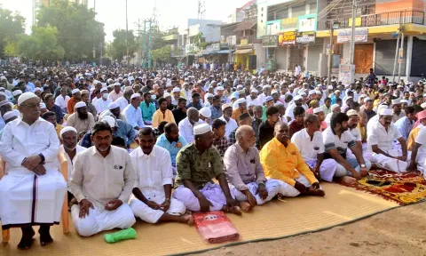 மேலப்பாளையம் ஜின்னா திடலில் நடைபெற்ற சிறப்பு தொழுகையில் கலந்து கொண்ட தி.மு.க. மத்திய மாவட்ட பொறுப்பாளர் மைதீன்கான், அப்துல் வகாப் எம்.எல்.ஏ. மற்றும் கூட்டத்தினரை படத்தில் காணலாம்.