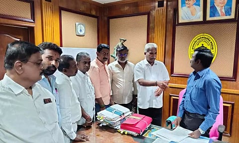 புதுவை நகராட்சி ஆணையர் சிவக்குமாரை சந்தித்து மனு அளித்தனர்.