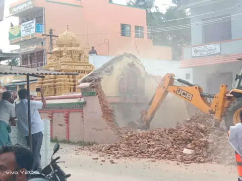 300 ஆண்டு பழமையான கோவில் இடிப்பு