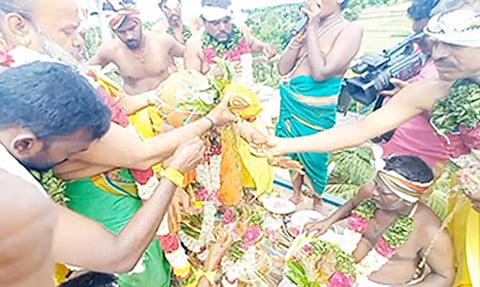 கோபுர கலசங்களுக்கு புரோகிதர்கள் புனிதநீரை ஊற்றிய காட்சி.