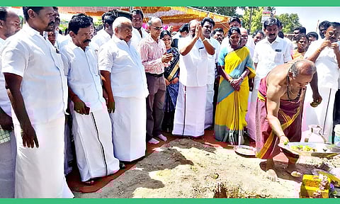 மானாமதுரையில்  கசடு கழிவுநீர் சுத்திகரிப்பு நிலையம் அமைப்பதற்காக பூமிபூஜை நடந்தது.