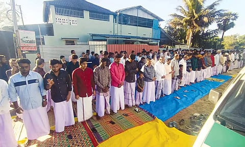 ஆண்கள் பெண்கள் குழந்தைகள் என அனைவரும் ஒரே இடத்தில் தொழுகை நடத்தினர்.