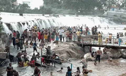 கொடிவேரி அணையில் குவிந்த பொதுமக்கள்