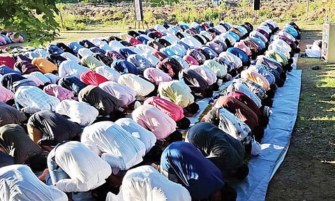 பக்ரீத் பண்டிகையை முன்னிட்டு சிறப்பு தொழுகையில் ஈடுப்பட்ட இஸ்ஸாமியர்கள்.