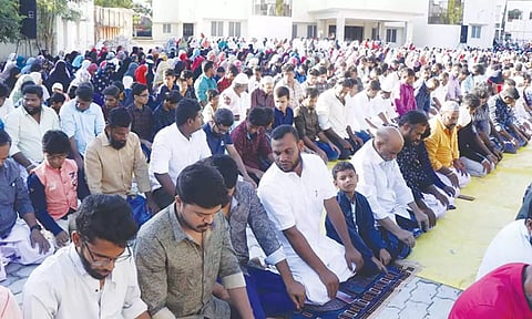 தஞ்சை கீழவாசலில் பக்ரீத் பண்டிகை முன்னிட்டு சிறப்பு தொழுகையில் ஈடுபட்ட இஸ்லாமியர்கள்.
