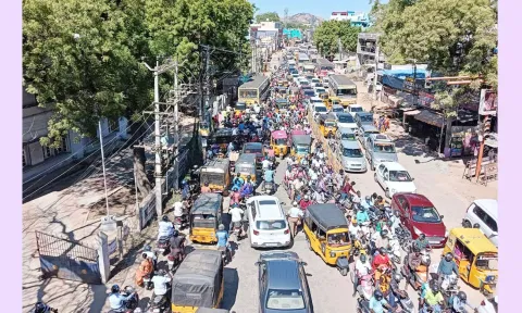பழங்காநத்தம் பகுதியில் அணிவகுத்து நிற்கும் வாகனங்கள்.