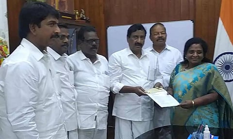 கவர்னர் தமிழிசை சவுந்தரராஜனிடம் அ.தி.மு.க.வினர் மனு அளித்த காட்சி.