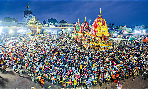 பூரி ஜெகநாதர் தங்க அங்கி அலங்காரத்தில் எழுந்தருளியதையும், லட்சக்கணக்கான பக்தர்கள் திரண்டதையும் படத்தில் காணலாம்.