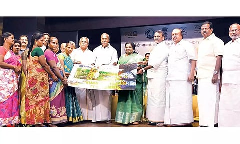 மீனவ பெண்களுக்கு கிசான் அட்டையை மத்திய மந்திரி எல்.முருகன், கவர்னர் தமிழிசை சவுந்தரராஜன், முதல்-அமைச்சர் ரங்கசாமி, ஆகியோர் வழங்கிய போது எடுத்த படம்.