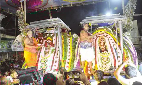 சுவாமி-அம்பாள் வெள்ளி சப்பரத்தில் எழுந்தருளி வீதிஉலா சென்று பக்தர்களுக்கு அருள்பாலித்த காட்சி.