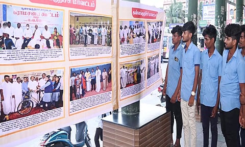 கள்ளக்குறிச்சி பஸ் நிலையத்தில் அமைக்கப்பட்டுள்ள புகைப்பட கண்காட்சியை கல்லூரி மாணவர்கள் ஆர்வமுடன் பார்வையிட்டனர்.