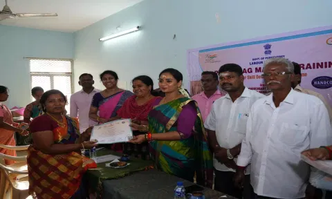 பயிற்சியினை நிறைவு செய்த பயனாளிகளுக்கு, அமைச்சர் சந்திரபிரியங்கா சான்றிதழ் வழங்கினார்.