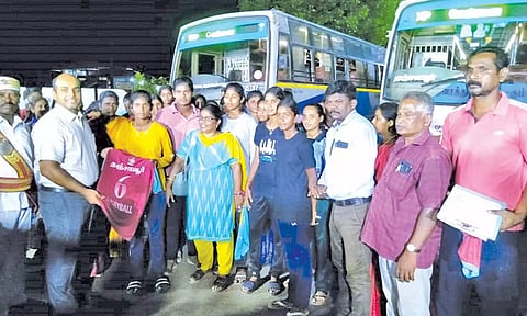 வீரர், வீராங்கனைகளை  மாவட்ட கலெக்டர் தீப்க ஜேக்கப் வழி அனுப்பி வைத்தார்.&nbsp;