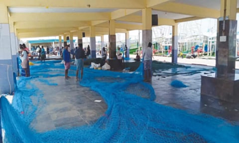 தடைக்காலம் முடிய இன்னும் ஒரு மாதம்: விசைப்படகுகளை சீரமைக்கும் பணியில் மீனவர்கள் தீவிரம்