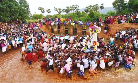 களக்காடு சிதம்பரபுரம் நாராயண சுவாமி கோவிலில் பரிவேட்டை நிகழ்ச்சி