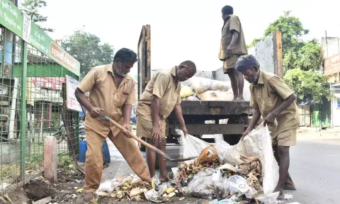 ஈரோடு மாநகராட்சி பகுதிகளில் தேங்கியுள்ள குப்பைகளை அகற்றிய தூய்மை பணியாளர்கள்