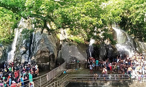 சுற்றுலா பயணிகள் கூட்டத்தை படத்தில் காணலாம்.