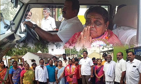 பணி ஓய்வு பெற்ற நஞ்சம்மாளை அவரது வீட்டிற்கு நகராட்சி தலைவர் தனது காரில் வீட்டிற்கு அழைத்து சென்ற காட்சி.&nbsp;