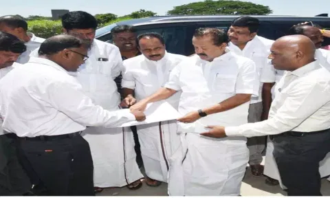 இட ஒதுக்கீட்டு போராளிகளுக்கு மணி மண்டபம் அமைப்பதற்கான வரை படத்தை அமைச்சர் பொன்முடி பார்வையிட்டார். அருகில் கலெக்டர் பழனி, எம்.எல்.ஏ.க்கள் புகழேந்தி, லட்சுமணன் உள்ளனர்.