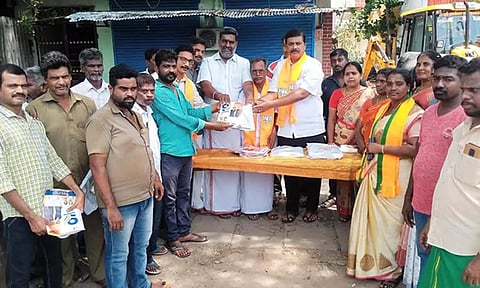 &nbsp;ஆட்டோ டிரைவர்களுக்கு அசோக் பாபு எம்.எல்.ஏ., பா.ஜனதா கூட்டுறவு பிரிவு அமைப்பாளர் வெற்றிச்செல்வம் ஆகியோர் சீருடை வழங்கிய காட்சி.&nbsp;