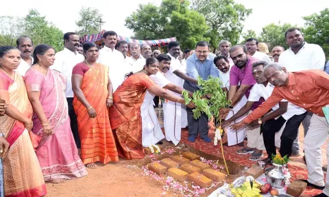 கட்டுமான பணிகளை கலெக்டர் ரவிச்சந்திரன், தெற்கு மாவட்ட தி.மு.க. செயலாளர் சிவபத்மநாதன், பழனிநாடார் எம்.எல்.ஏ. ஆகியோர் மரக்கன்று நட்டு தொடங்கி வைத்த காட்சி.