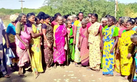 அடிப்படை வசதி இல்லாததால் ரேசன் அட்டைகளை சாலையில் வீசி போராட்டம்