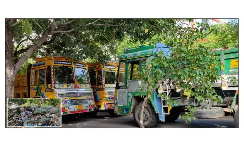 மருத்துவ கழிவுகள் ஏற்றபட்ட நிலையில் லாரிகள் தருமபுரி அரசு மருத்துவக்கல்லூரி முன்பு நிறுத்தி வைக்கப்பட்டுள்ளதை படத்தில் காணலாம். (உள்படம்: மருத்துவமனை வளாகத்தில் திறந்த வெளியில் கொட்டபட்டுள்ள மருத்துவ கழிவுகளை படத்தில் காணலாம்.)