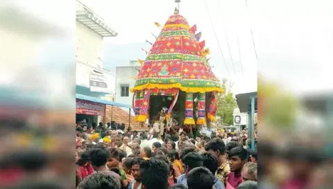 மன்னாயக்கன்பட்டி கிராமத்தில் வெள்ளிக்கிழமை நடைபெற்ற மாரியம்மன் தேரோட்டம்.