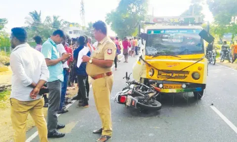 விபத்தில் சிக்கிய சரக்குவாகனம்-இருசக்கர வாகனத்தை படத்தில் காணலாம்.