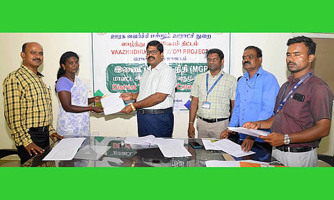 வாழ்ந்து காட்டுவோம் திட்ட பயனாளிகளுக்கு மாவட்ட வருவாய் அலுவலர் கோவிந்தராஜூலு கடனுதவி ஆணைகளை வழங்கினார்.