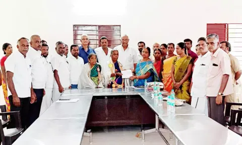 காரிமங்கலம் பேரூராட்சியில் நடைபெற்ற கூட்டத்தில் ஓய்வு பெற்ற துப்புரவு பணியாளர்களுக்கு நினைவு பரிசு வழங்கப்பட்டதை படத்தில் காணலாம்.