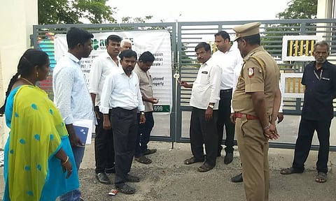 கல்லூரிக்கு அதிகாரிகள் சீல் வைத்துள்ளதை படத்தில் காணலாம்.