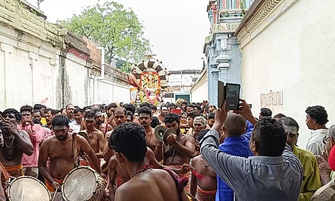 பிச்சாண்டவர் வீதி உலா வந்த காட்சி.