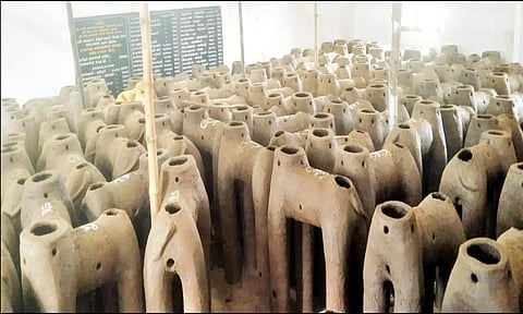 புரவிகள் தயாரிக்கப்பட்டு வருவதை படத்தில் காணலாம்.