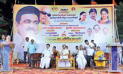 கூட்டத்தில் அமைச்சர் கீதாஜீவன் பேசிய காட்சி. அருகில் திண்டுக்கல் ஐ. லியோனி மற்றும் பலர் உள்ளனர்.