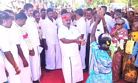 சாமி ஆடிக்கொண்டு அமைச்சரிடம் கோரிக்கை வைத்த பெண்.