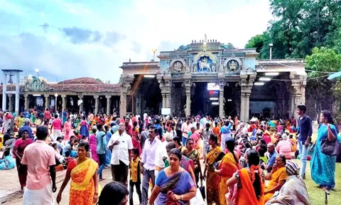 சனி பிரதோஷத்தை முன்னிட்டு தென்காசி காசிவிஸ்வநாதர் கோவிலில் குவிந்த பக்தர்கள்