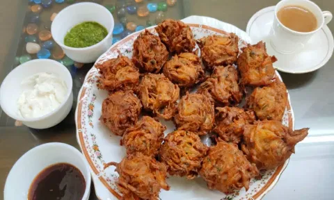 வீட்டிலேயே டீக்கடை வெங்காய போண்டா செய்யலாம் வாங்க...
