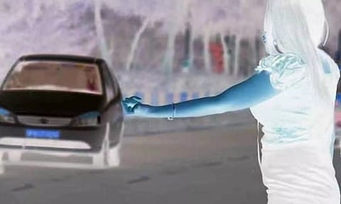 "லிப்ட்" கேட்டு துணிகரம்- வாலிபரிடம் நகை பறித்த திருநங்கை