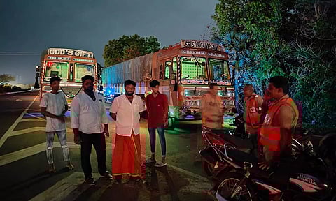 இந்து மகா சபையினர் அதிரடி: 150 எருமை மாடுகளை ஏற்றி சென்ற 4 லாரிகள் சிறைப்பிடிப்பு