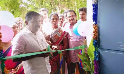 புதிய அங்கன்வாடி கட்டிடத்தை ரிப்பன் வெட்டி&nbsp; திறந்து வைத்த காட்சி.
