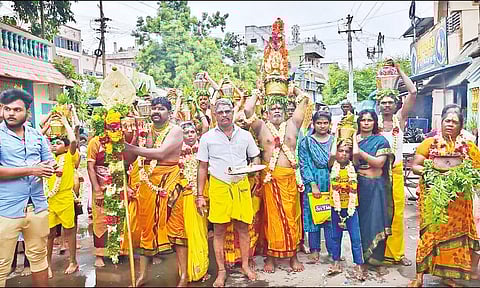 பக்தர்கள் பால்குடம், காவடி எடுத்து வந்த போது எடுத்த படம்.