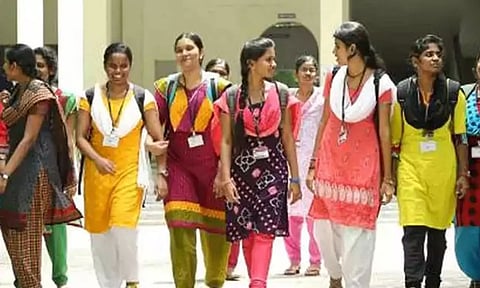 கலை அறிவியல் கல்லூரிகளுக்கு உற்சாகமாக சென்ற மாணவ-மாணவிகள்: பூ கொடுத்து ஆசிரியர்கள் வரவேற்பு